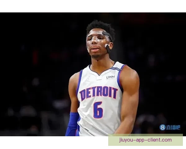 马丁内利因推搡裁判被黄牌警告引发赛场争议