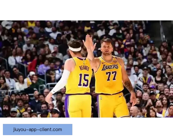 詹东里组合战热火状态成疑 湖人凌晨4点才抵达迈阿密酒店